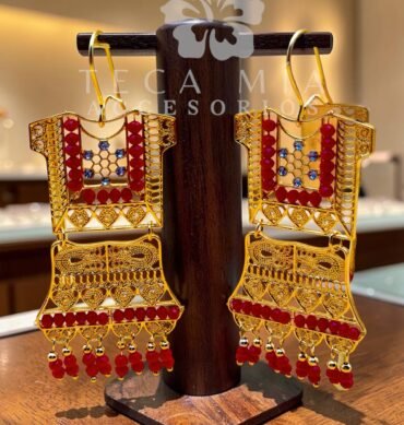 Arete traje piedras rojo