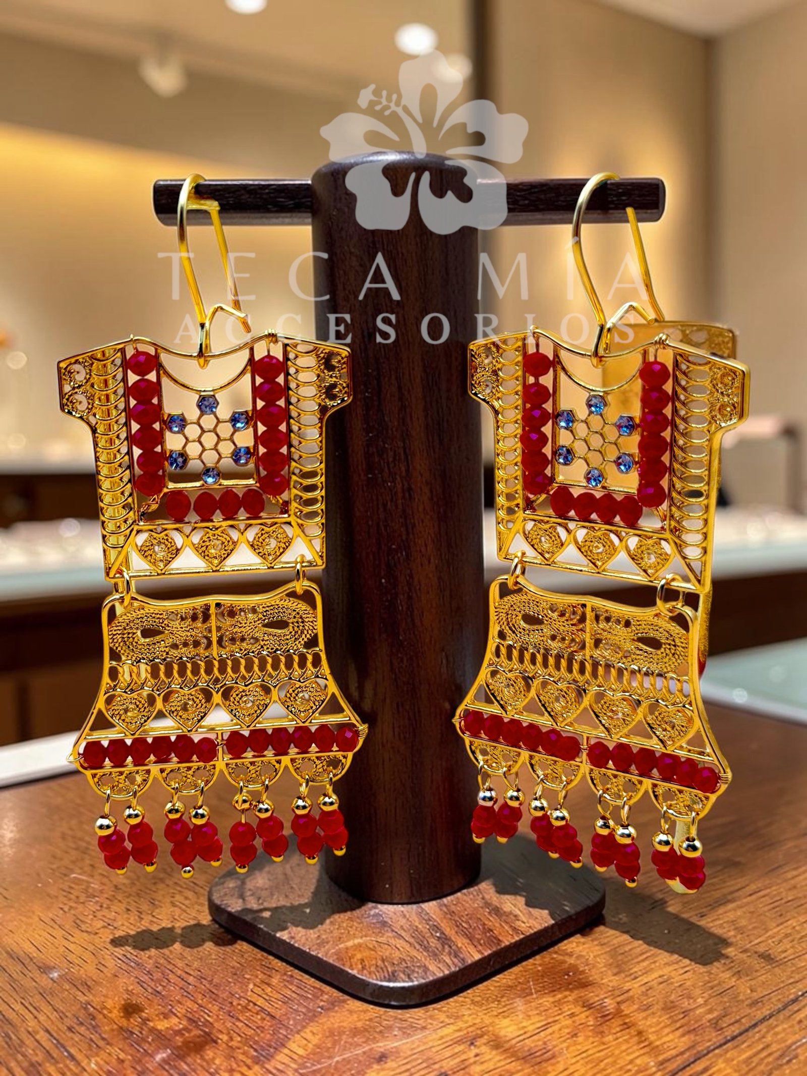 Arete traje piedras rojo