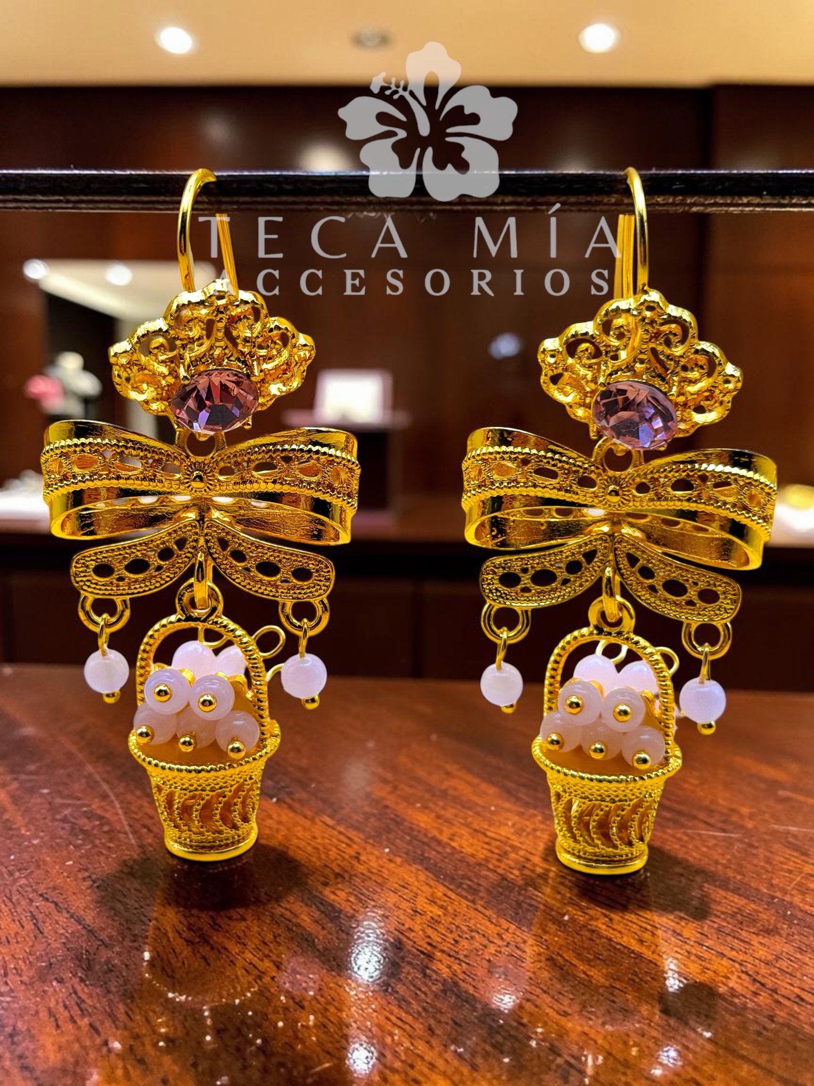 Aretes canastita piedras crema